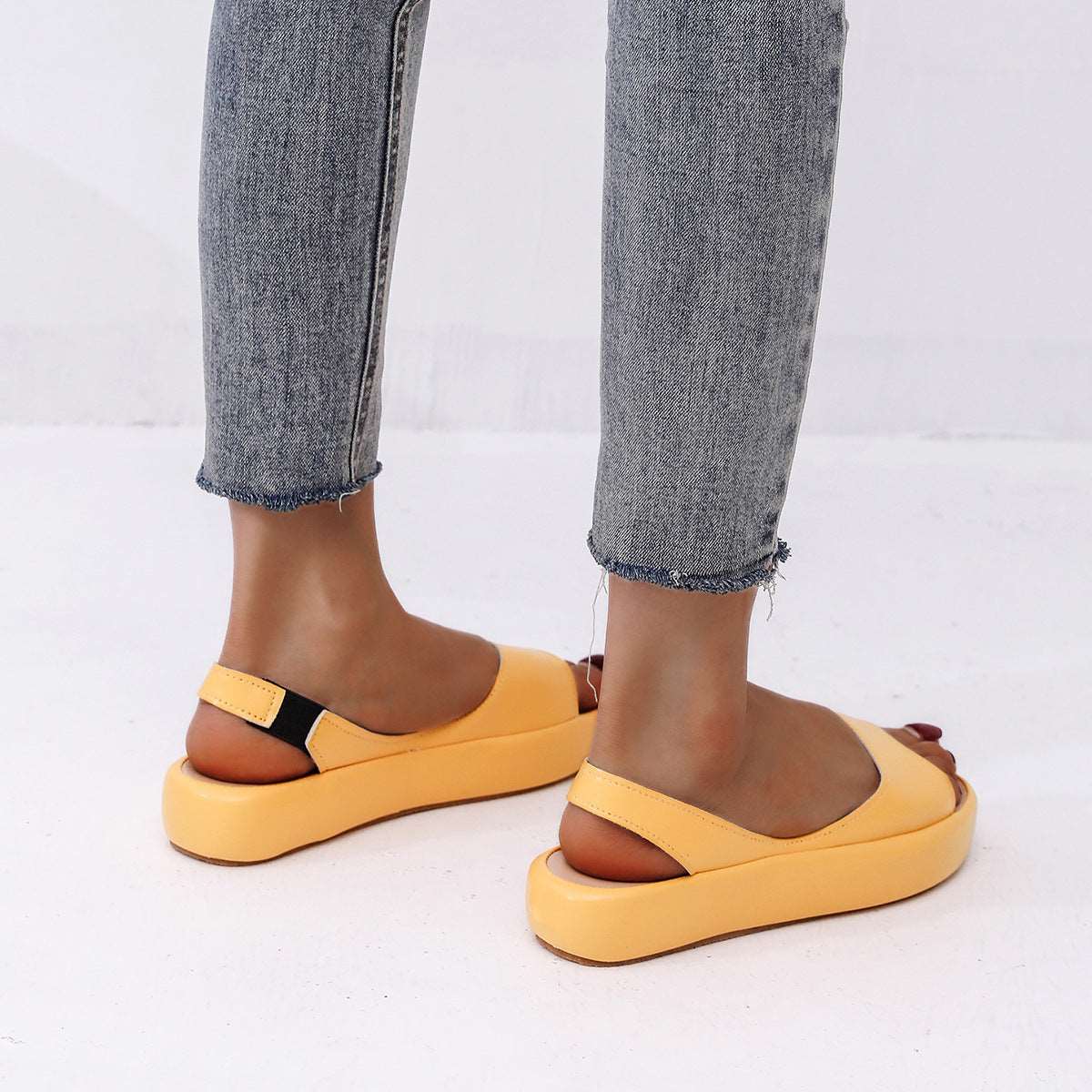 Women's Summer Flat Sandals With Back Strap Design