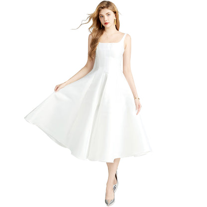 Weißes Kleid mit schmal zulaufenden Trägern für Damen
