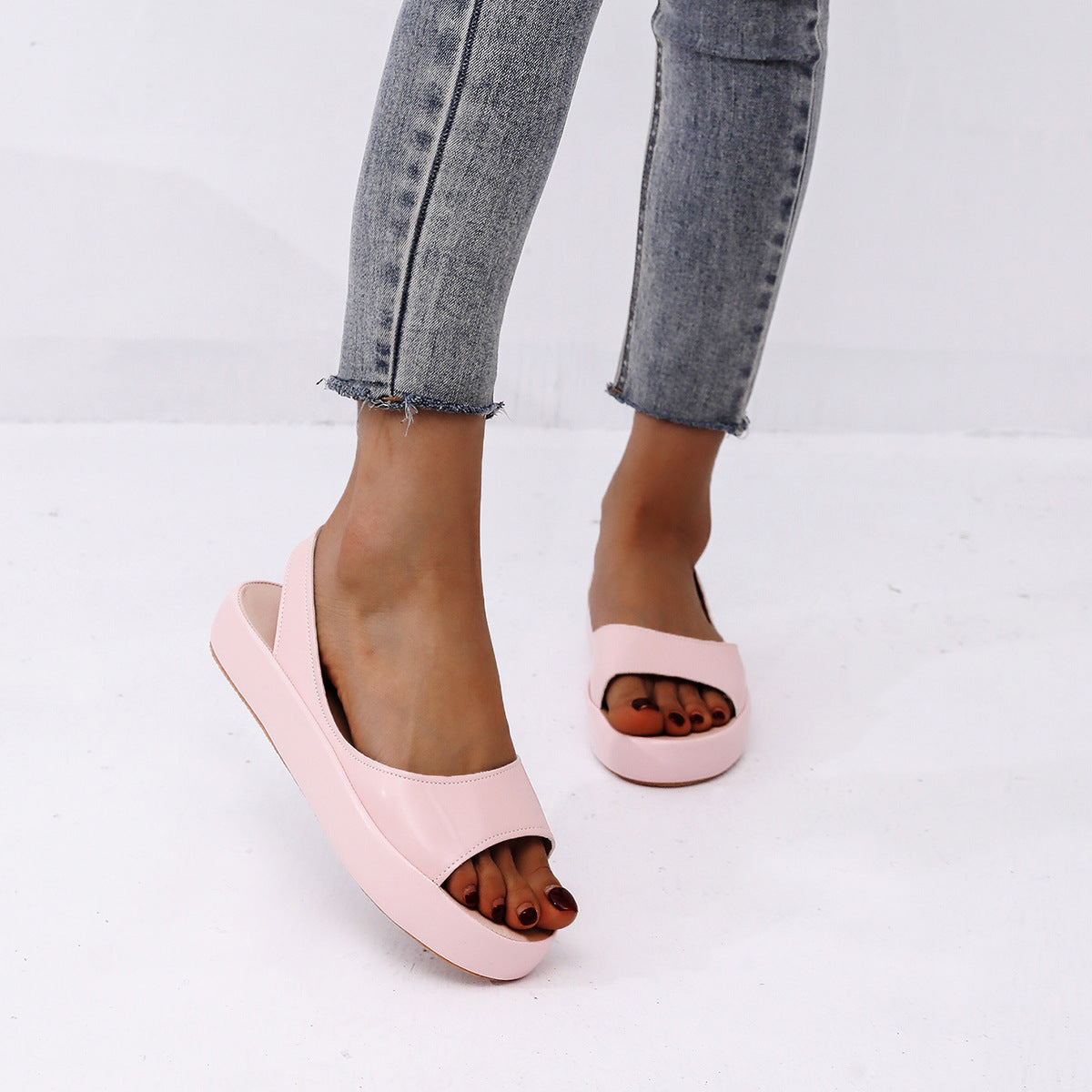 Sieviešu vasaras plakanas sandales ar muguras siksnas dizainu
